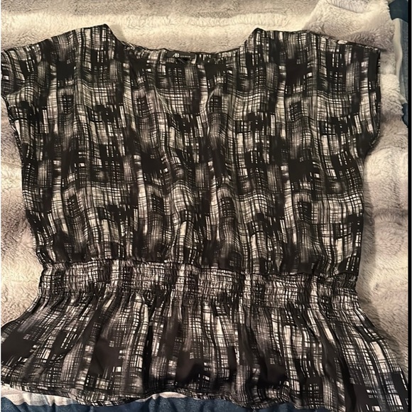 Flowy black and white blouse - Picture 3 of 4